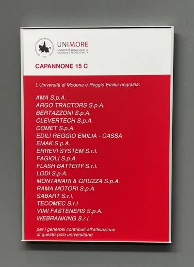 Elenco delle aziende ringraziate dall'Unimore, su sfondo grigio.