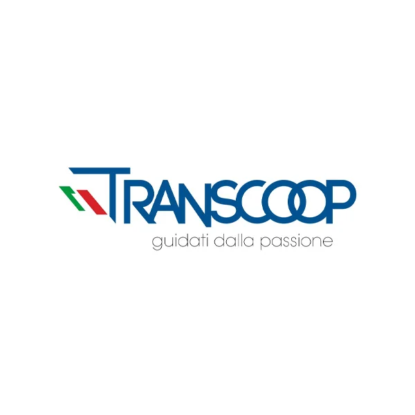 Logo Transcoop: la lettera “T” nei colori nazionali, con lo slogan sottostante su sfondo bianco.