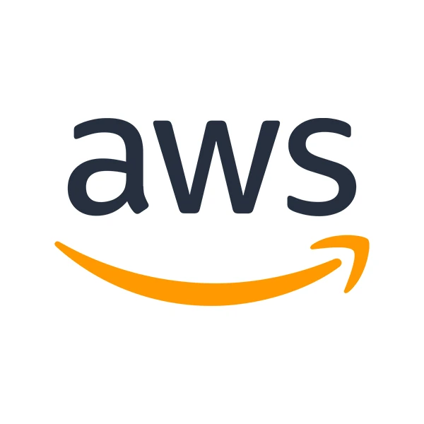 Logo AWS: la scritta “aws” in grassetto nero sopra una freccia arancione ricurva, su sfondo bianco.